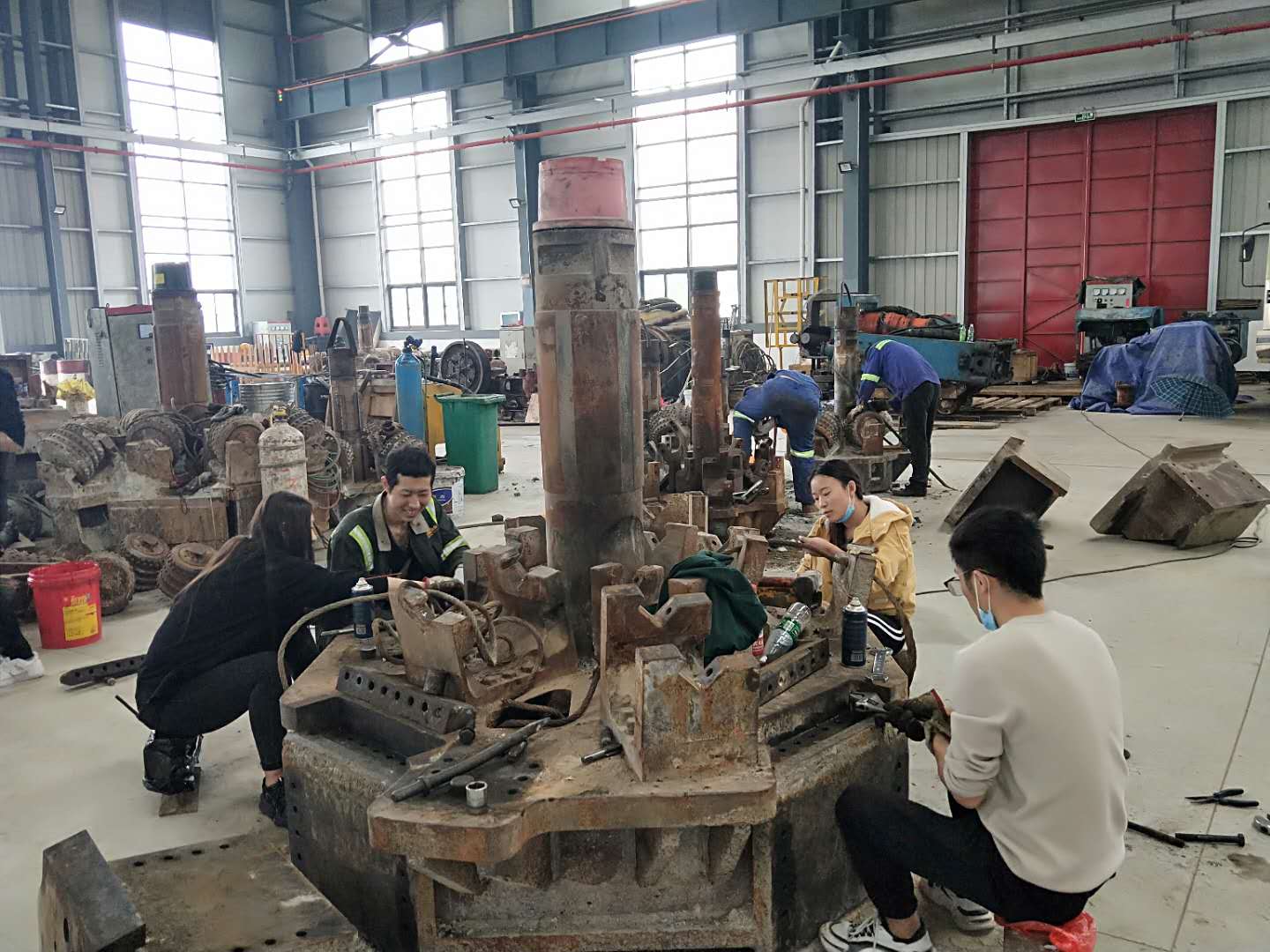 机关人员齐上阵，修理刀盘助生产1.jpg