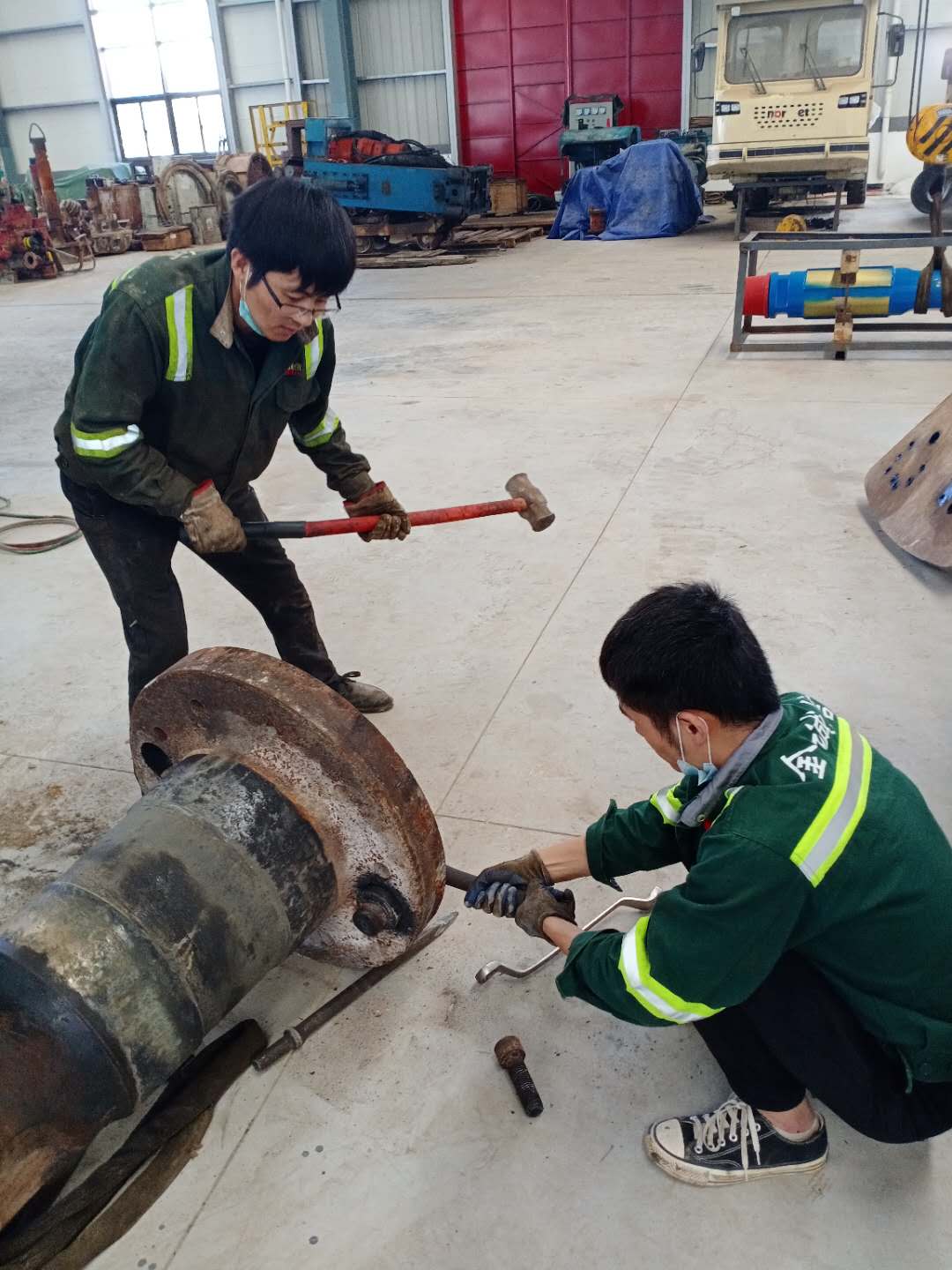 机关人员齐上阵，修理刀盘助生产2.jpg