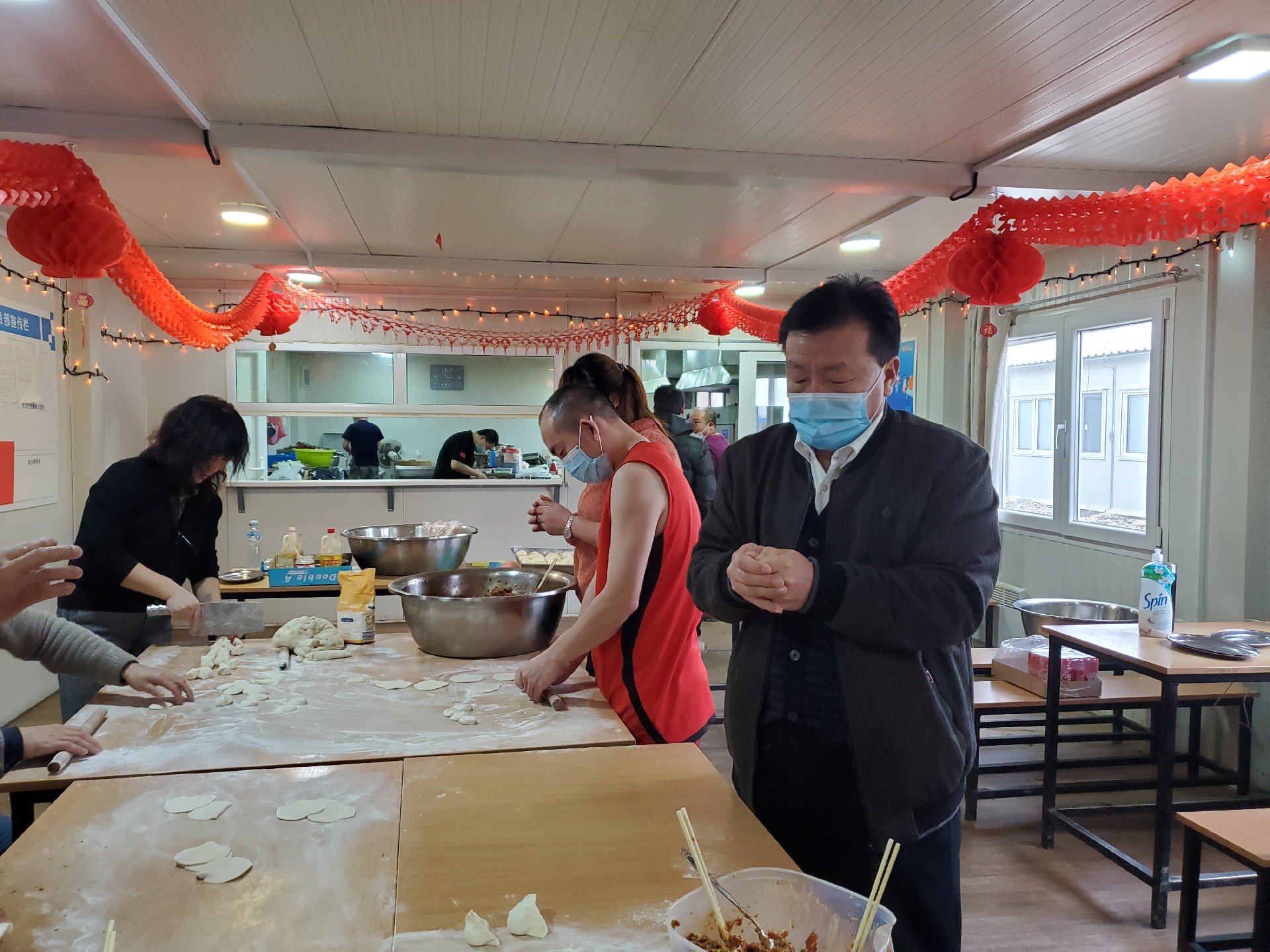 1613283422204830.jpg 包饺子现场1.jpg