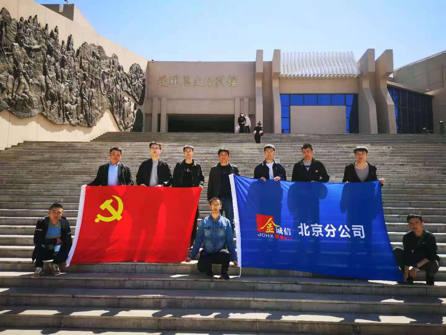 1620199064134720.jpg 历史博物馆前合影.jpg