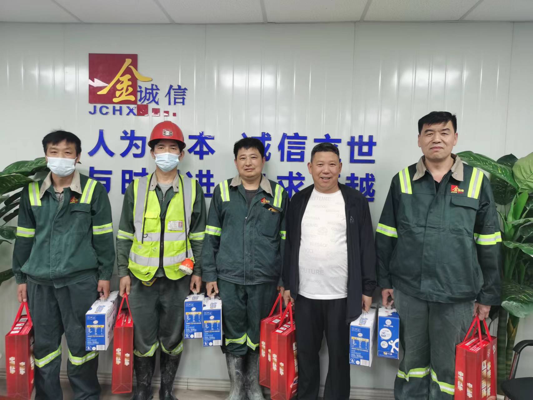 1651642053165896.jpg “五一”活动暖人心-配图.jpg