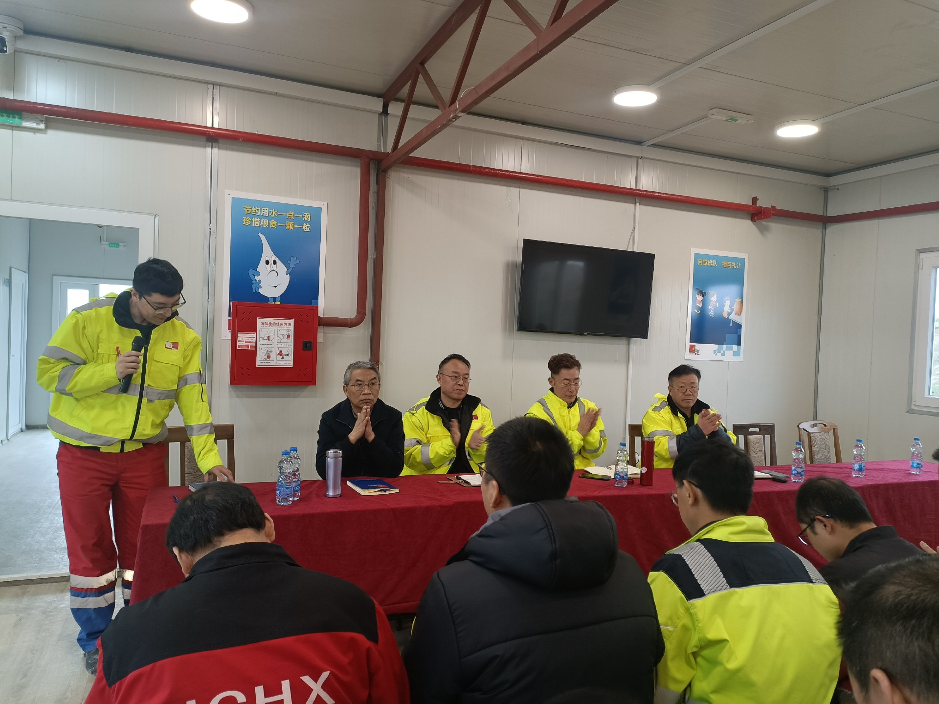 1681190700150825.jpg 员工大会2.jpg